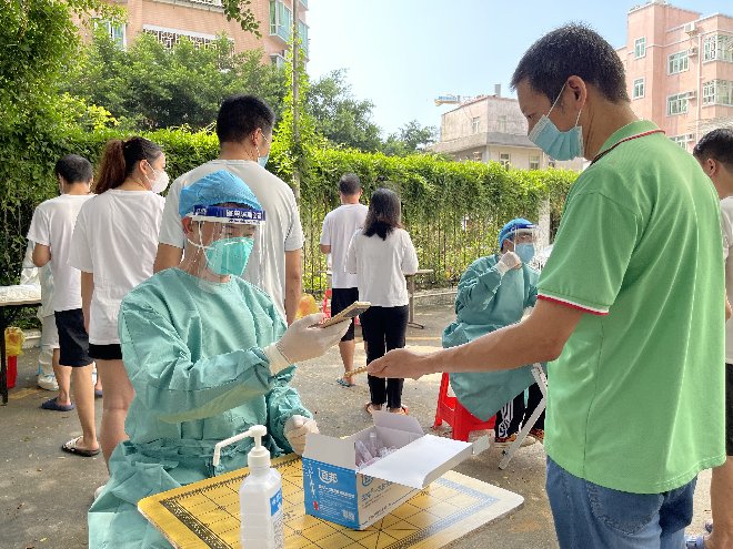 9月1日，鹽田區(qū)水務(wù)局黨員干部呂曉國支援梧桐社區(qū)核酸檢測工作.jpg