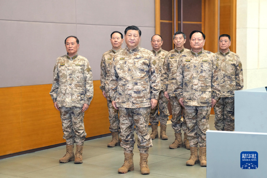 11月8日，中共中央總書記、國家主席、中央軍委主席、軍委聯(lián)指總指揮習(xí)近平視察軍委聯(lián)合作戰(zhàn)指揮中心，表明新一屆軍委貫徹落實黨的二十大精神、全面加強練兵備戰(zhàn)的鮮明態(tài)度。新華社記者 李剛 攝.jpg