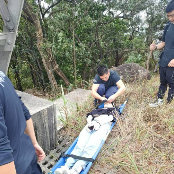 反恐海防機訓大隊火速救援梅沙尖受傷女子 (2).png